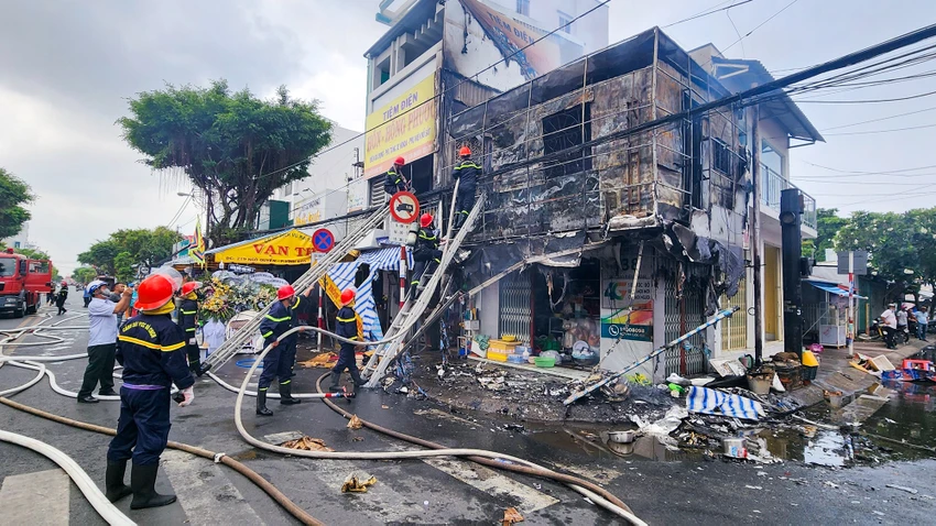 Sau hơn 10 phút có mặt ở hiện trường, lực lượng Cảnh sát PCCC Công an Kiên Giang đã hoàn toàn đám cháy. Ảnh: VĂN VŨ Sau hơn 10 phút có mặt ở hiện trường, lực lượng Cảnh sát PCCC Công an Kiên Giang đã hoàn toàn đám cháy. Ảnh: VĂN VŨ