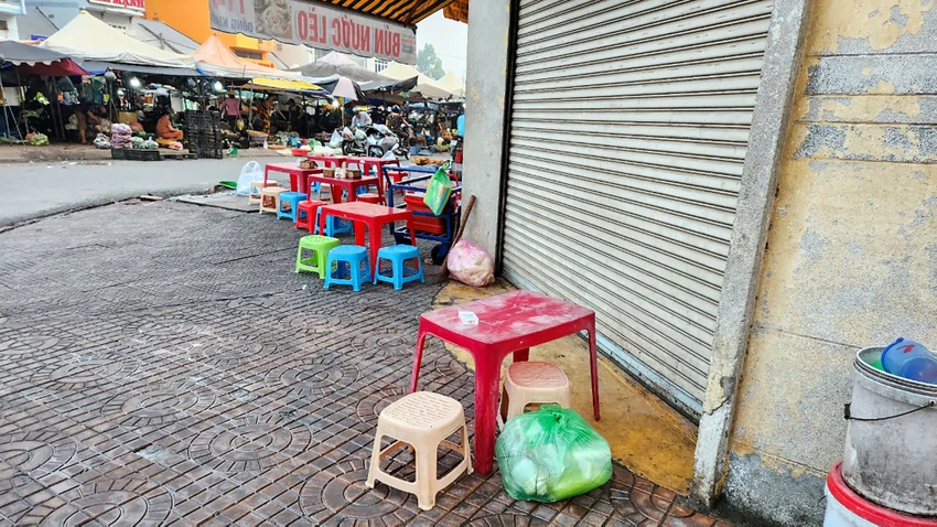 Góc đường Nguyễn Văn Trỗi - Nguyễn Đình Chiểu (đoạn gần chợ rau củ Sóc Trăng), nơi xảy ra vụ án mạng. Ảnh: DIỄM HẰNG Góc đường Nguyễn Văn Trỗi - Nguyễn Đình Chiểu (đoạn gần chợ rau củ Sóc Trăng), nơi xảy ra vụ án mạng