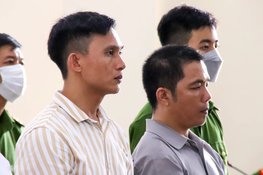 Cùng tội giết người, bị cáo Trương Văn Hùng (áo sọc) bị tuyên án tử hình, bị cáo Nguyễn Duy Cường (áo xám) bị tuyên án tù chung thân. Ảnh: CHÂU ANH Cùng tội giết người, bị cáo Trương Văn Hùng (áo sọc) bị tuyên án tử hình, bị cáo Nguyễn Duy Cường (áo xám) bị tuyên án tù chung thân. Ảnh: CHÂU ANH