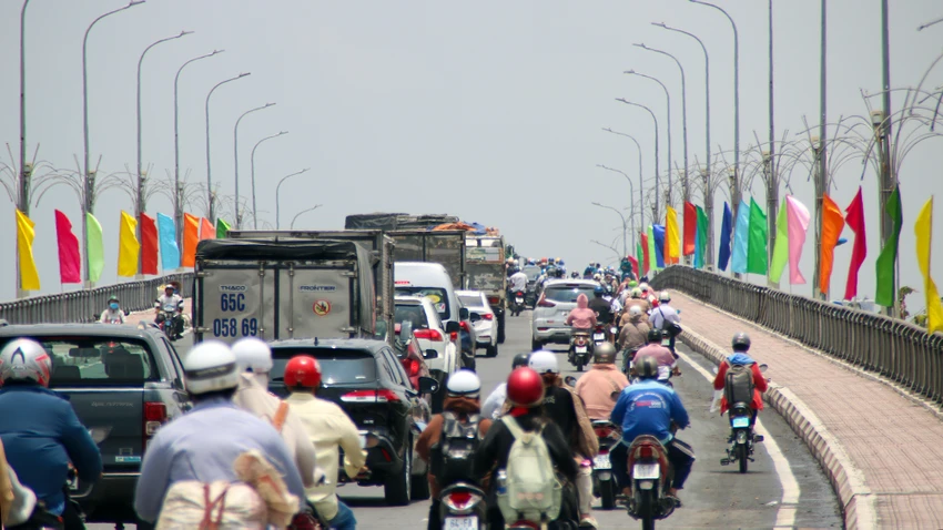Do sự cố xảy ra trên cầu nên làm cho dòng phương tiện hướng từ Ninh Kiều đi Cái Răng bị ùn tắc gần một tiếng. Ảnh: CHÂU ANH Do sự cố xảy ra trên cầu nên làm cho dòng phương tiện hướng từ Ninh Kiều đi Cái Răng bị ùn tắc gần một tiếng. Ảnh: CHÂU ANH