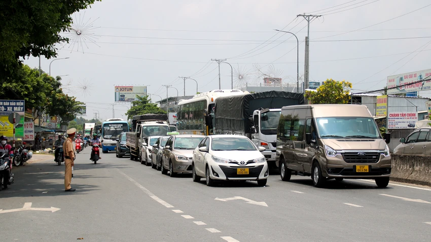 Lực lượng CSGT phân luồng, điều tiết các phương tiện lưu thông. Ảnh: CHÂU ANH Lực lượng CSGT phân luồng, điều tiết các phương tiện lưu thông. Ảnh: CHÂU ANH