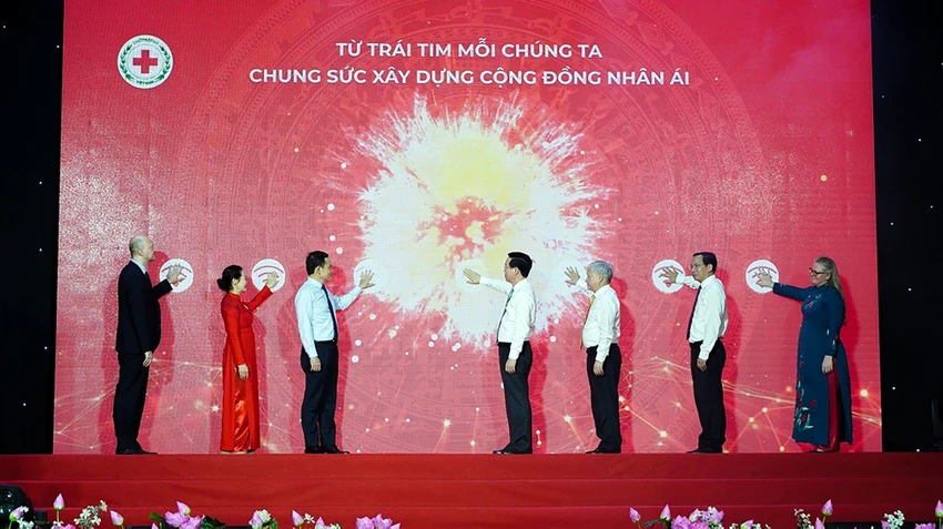 Chủ tịch nước Võ Văn Thưởng cùng các đại biểu thực hiện nghi thức phát động Tháng nhân đạo năm 2023. Ảnh: An An Chủ tịch nước Võ Văn Thưởng cùng các đại biểu thực hiện nghi thức phát động Tháng nhân đạo năm 2023. Ảnh: An An