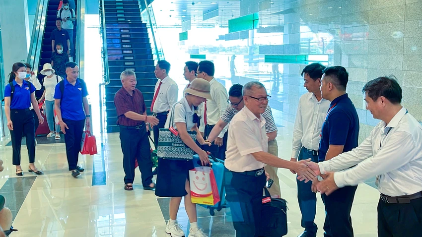 Lãnh đạo UBND TP Cần Thơ cùng lãnh đạo một số Sở ngành của TP đến sân bay đón hành khách trên chuyến bay Quảng Ninh - Cần Thơ đầu tiên. Ảnh: CHÂU ANH
