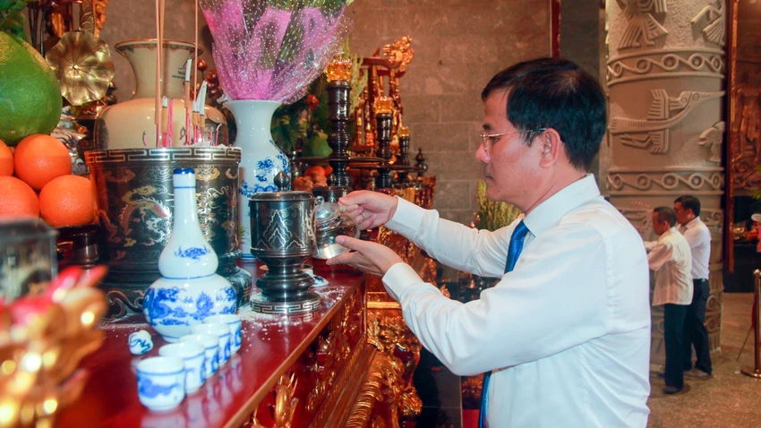 Ông Trần Văn Huyến, Phó Bí thư Thường trực Tỉnh ủy, Chủ tịch HĐND tỉnh Hậu Giang tiến hành nghi lễ dâng nước, dâng hương tại Đền Hùng ở TP Cần Thơ. Ảnh: THƯ THƯ Ông Trần Văn Huyến, Phó Bí thư Thường trực Tỉnh ủy, Chủ tịch HĐND tỉnh Hậu Giang tiến hành nghi lễ dâng nước, dâng hương tại Đền Hùng ở TP Cần Thơ. Ảnh: THƯ THƯ