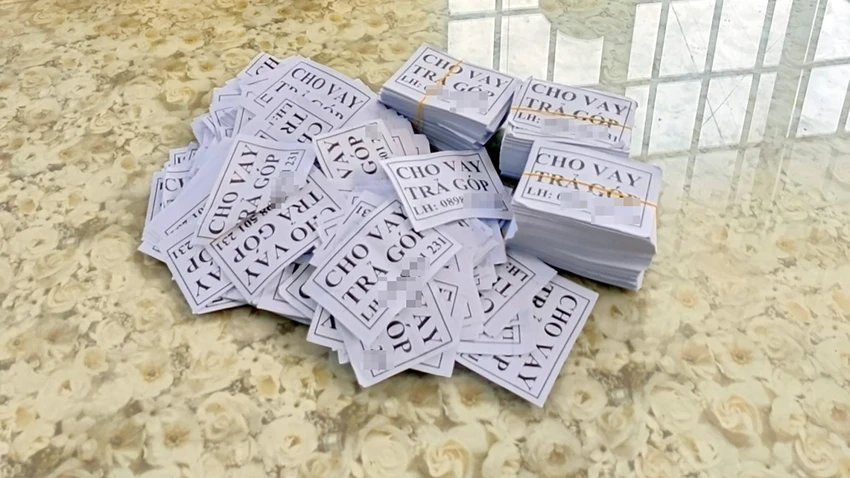 Công an phường 4, TP Vị Thanh bắt quả tang hai người mang theo hơn 2.000 tờ rơi cho vay tín dụng đen. Ảnh: CAHG Công an phường 4, TP Vị Thanh bắt quả tang hai người mang theo hơn 2.000 tờ rơi cho vay tín dụng đen