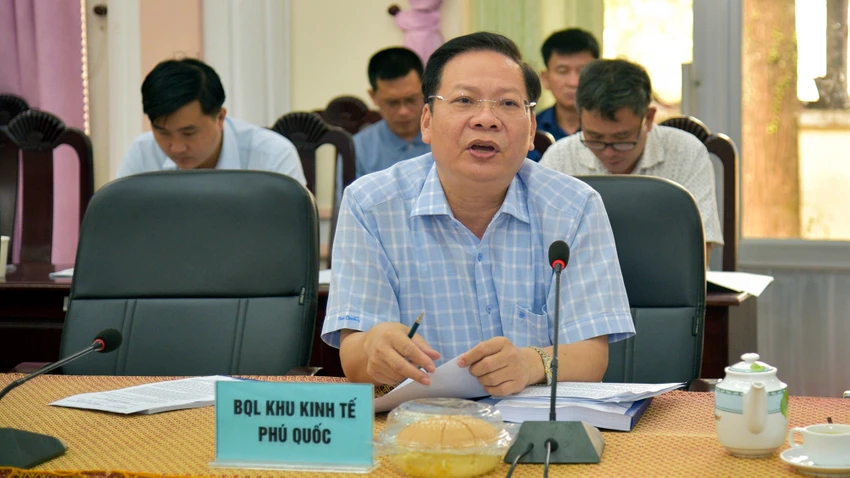 UBKT Tỉnh ủy Kiên Giang đã xem xét kỷ luật ông Nguyễn Thanh Tùng, Trưởng Ban Quản lý Khu kinh tế Phú Quốc với hình thức khiển trách. Ảnh: TUẤN THY UBKT Tỉnh ủy Kiên Giang đã xem xét kỷ luật ông Nguyễn Thanh Tùng, Trưởng Ban Quản lý Khu kinh tế Phú Quốc với hình thức khiển trách. Ảnh: TUẤN THY