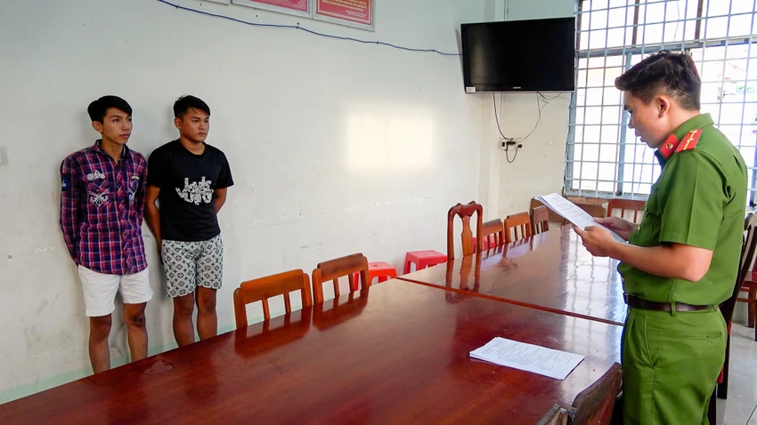 Công an TP Rạch Giá tống đạt quyết định khởi tố và đọc lệnh bắt tạm giam bị can Tâm, Trọng. Ảnh: VĂN VŨ Công an TP Rạch Giá tống đạt quyết định khởi tố và lệnh bắt tạm giam hai bị can Tâm, Trọng