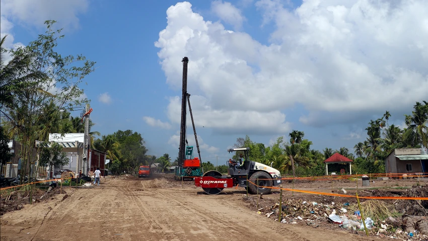 Thứ trưởng Nguyễn Duy Lâm cho rằng dự án có thuận lợi lớn là khi khởi công đã có mặt bằng lớn, do đó, việc còn lại là các nhà thầu cần tập trung nhân lực, thiết bị để tổ chức đẩy nhanh tiến độ thi công. Ảnh: CHÂU ANH