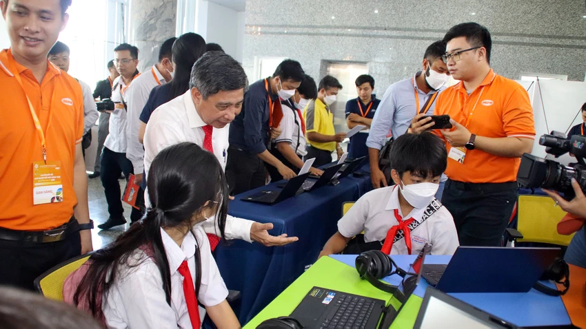 Lãnh đạo tỉnh, đại biểu, học sinh... tham quan trải nghiệm các sản phẩm công nghệ tại triển lãm trong khuôn khổ sự kiện Tuần lễ chuyển đổi số. Ảnh: CHÂU ANH Lãnh đạo tỉnh, đại biểu, học sinh... tham quan trải nghiệm các sản phẩm công nghệ tại triển lãm trong khuôn khổ sự kiện Tuần lễ chuyển đổi số. Ảnh: CHÂU ANH