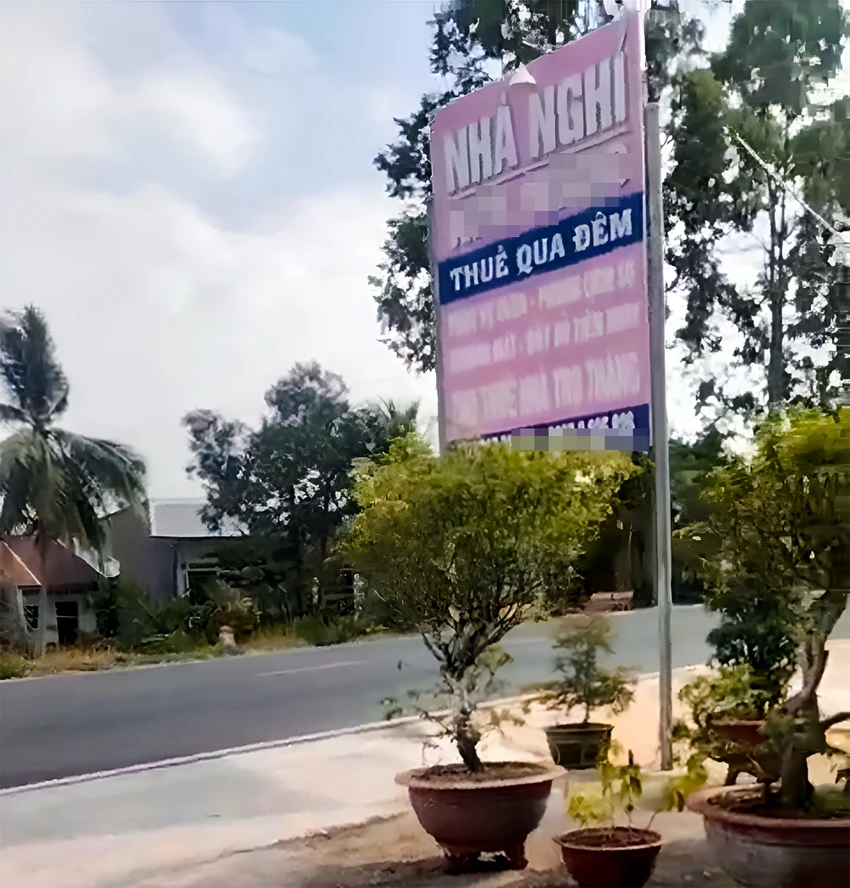 Nhà nghỉ K.N, nơi vợ ông Thêm phát hiện ông và bà D đang ở cùng một phòng. Nhà nghỉ K.N, nơi vợ ông Thêm phát hiện ông và bà D đang ở cùng một phòng.