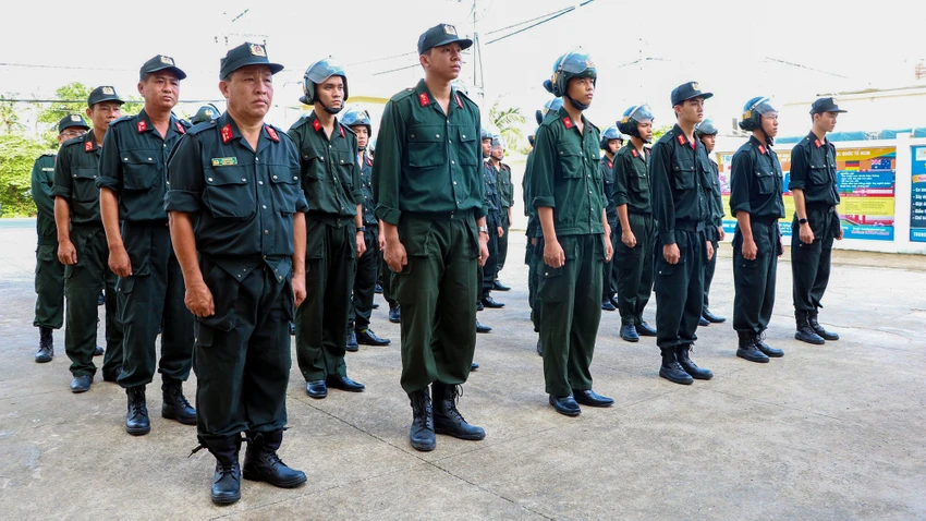Đại đội Cảnh sát cơ động tại TP Phú Quốc có trách nhiệm thực hiện công tác vũ trang cơ động tuần tra kiểm soát, ngăn chặn, trấn áp kịp thời các vụ gây rối, bảo đảm an ninh chính trị, trật tự, an toàn xã hội trên địa bàn TP. Ảnh: TUẤN THY Đại đội Cảnh sát cơ động tại TP Phú Quốc có trách nhiệm thực hiện công tác vũ trang cơ động tuần tra kiểm soát, ngăn chặn, trấn áp kịp thời các vụ gây rối, bảo đảm an ninh chính trị, trật tự, an toàn xã hội trên địa bàn TP. Ảnh: TUẤN THY