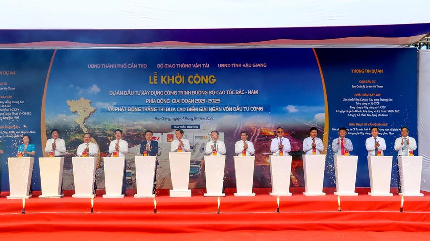 Dự án cao tốc Bắc - Nam phía Đông, giai đoạn 2021-2025 được chia làm 12 dự án độc lập, khởi công ngày 1-1-2023 (Trong ảnh: Các đại biểu thực hiện nghi thức khởi công đoạn Cần Thơ - Cà Mau tại tỉnh Hậu Giang). Ảnh: CHÂU ANH Dự án cao tốc Bắc - Nam phía Đông, giai đoạn 2021-2025 được chia làm 12 dự án độc lập, khởi công ngày 1-1-2023 (Trong ảnh: Các đại biểu thực hiện nghi thức khởi công đoạn Cần Thơ - Cà Mau tại tỉnh Hậu Giang). Ảnh: CHÂU ANH