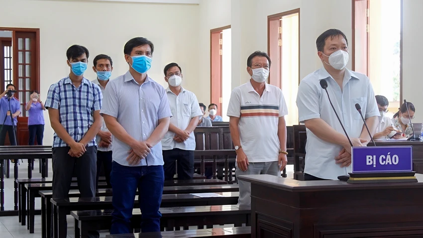 Tháng 1-2022, xử sơ thẩm, TAND TP Cần Thơ tuyên cả sáu bị cáo không phạm tội, sau đó, VKSND cùng cấp có kháng nghị, đề nghị hủy án sơ thẩm để xét xử lại. Ảnh: NHẪN NAM Tháng 1-2022, xử sơ thẩm, TAND TP Cần Thơ tuyên cả sáu bị cáo không phạm tội, sau đó, VKSND cùng cấp có kháng nghị, đề nghị hủy án sơ thẩm để xét xử lại. Ảnh: NHẪN NAM