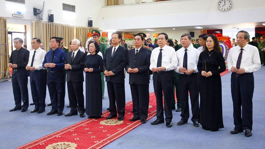 Các lãnh đạo, nguyên lãnh đạo Đảng, Nhà nước vào viếng ông Lê Phước Thọ. Ảnh: BT Các lãnh đạo, nguyên lãnh đạo Đảng, Nhà nước vào viếng ông Lê Phước Thọ. Ảnh: BT