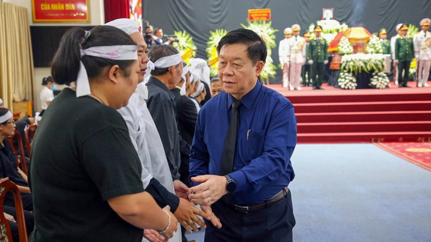 Ông Nguyễn Trọng Nghĩa, Trưởng ban Tuyên giáo Trung ương viếng ông Lê Phước Thọ và chia buồn cùng gia quyến. Ảnh: BT Ông Nguyễn Trọng Nghĩa, Trưởng ban Tuyên giáo Trung ương viếng ông Lê Phước Thọ và chia buồn cùng gia quyến. Ảnh: BT