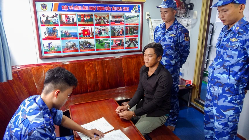 Trong lúc tuần tra, kiểm soát, lực lượng làm nhiệm vụ nhận thông tin trên một tàu cá đang hoạt động tại vùng biển cách Tây Nam đảo Thổ Chu khoảng 70 hải lý có người tên Phúc, đặc điểm nhận dạng trùng khớp với đối tượng đang bị truy nã. Ảnh: CSB Trong lúc tuần tra, kiểm soát, lực lượng làm nhiệm vụ nhận thông tin trên một tàu cá đang hoạt động tại vùng biển cách Tây Nam đảo Thổ Chu khoảng 70 hải lý có người tên Phúc, đặc điểm nhận dạng trùng khớp với đối tượng đang bị truy nã. Ảnh: CSB