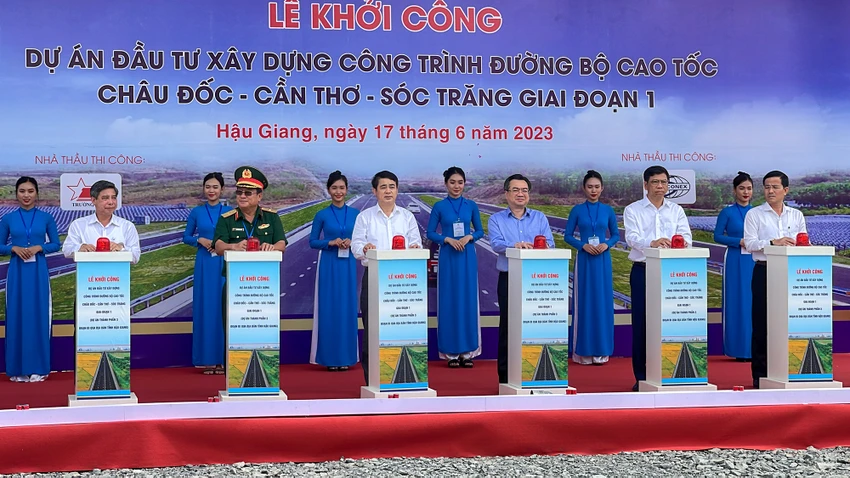 Cao tốc Châu Đốc – Cần Thơ – Sóc Trăng giai đoạn 1 là cao tốc trục ngang đầu tiên ở ĐBSCL, khởi công ngày 17-6 (Trong ảnh: Đại biểu thực hiện nghi thức khởi công dự án thành phần 3 tại huyện Châu Thành A, tỉnh Hậu Giang). Ảnh: CHÂU ANH Cao tốc Châu Đốc – Cần Thơ – Sóc Trăng giai đoạn 1 là cao tốc trục ngang đầu tiên ở ĐBSCL, khởi công ngày 17-6 (Trong ảnh: Đại biểu thực hiện nghi thức khởi công dự án thành phần 3 tại huyện Châu Thành A, tỉnh Hậu Giang). Ảnh: CHÂU ANH