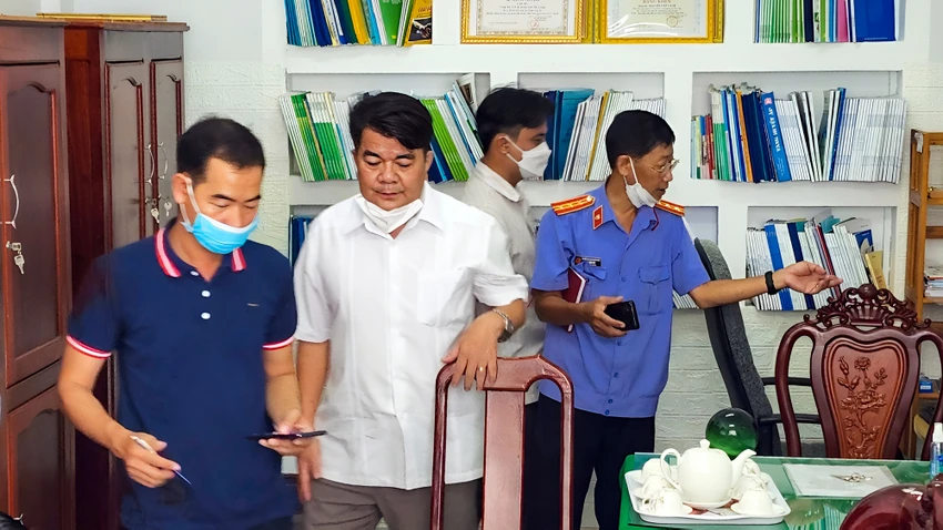Trong vụ vi phạm liên quan công ty Việt Á, ông Nguyễn Văn Lành, cựu giám đốc Trung tâm Kiểm soát bệnh tật tỉnh Hậu Giang cùng hai thuộc cấp bị khởi tố tội vi phạm quy định về đấu thầu gây hậu quả nghiêm trọng. Ảnh: CHÂU ANH Trong vụ vi phạm liên quan công ty Việt Á, ông Nguyễn Văn Lành, cựu giám đốc Trung tâm Kiểm soát bệnh tật tỉnh Hậu Giang cùng hai thuộc cấp bị khởi tố tội vi phạm quy định về đấu thầu gây hậu quả nghiêm trọng. Ảnh: CHÂU ANH