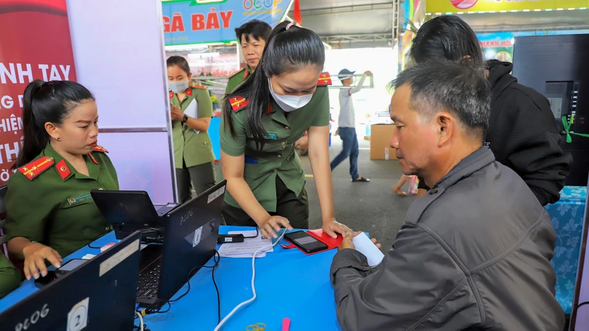 Gian hàng là sự sáng tạo của Công an tỉnh Hậu Giang trong triển khai thực hiện Đề án 06 của Chính phủ. Ảnh: HOÀI XUYÊN Gian hàng là sự sáng tạo của Công an tỉnh Hậu Giang trong triển khai thực hiện Đề án 06 của Chính phủ. Ảnh: HOÀI XUYÊN