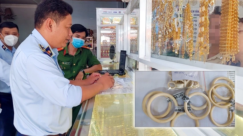 Ngày 11-5, kiểm tra hai DN kinh doanh trang sức mỹ nghệ trên địa bàn huyện Vĩnh Thuận, lực lượng QLTT tỉnh Kiên Giang phát hiện các DN đang kinh doanh các sản phẩm thủ công mỹ nghệ nghi vấn làm từ ngà voi. Ảnh: DMS Ngày 11-5, kiểm tra hai DN kinh doanh trang sức mỹ nghệ trên địa bàn huyện Vĩnh Thuận, lực lượng QLTT tỉnh Kiên Giang phát hiện các DN đang kinh doanh các sản phẩm thủ công mỹ nghệ nghi vấn làm từ ngà voi. Ảnh: DMS