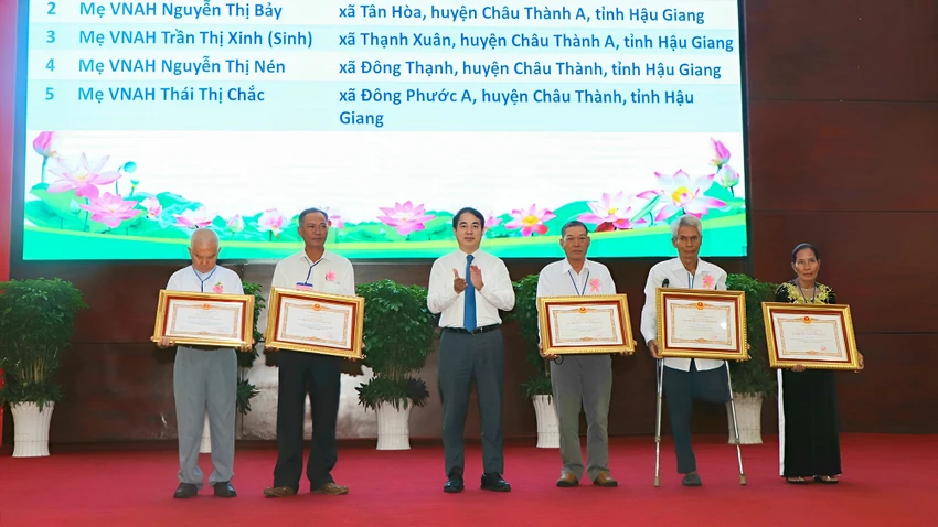 Dịp này, có năm Mẹ được truy tặng Danh hiệu vinh dự của Nhà nước “Bà mẹ Việt Nam anh hùng”. Ảnh: DUY KHƯƠNG Dịp này, có năm Mẹ được truy tặng Danh hiệu vinh dự của Nhà nước “Bà mẹ Việt Nam anh hùng”. Ảnh: DUY KHƯƠNG
