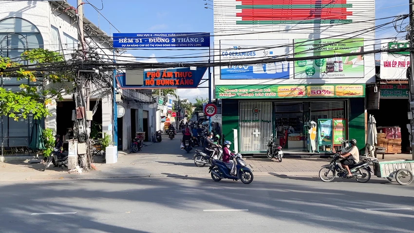 Nhiều phương tiện đi từ hẻm 51 chọn chạy ngược chiều để "tiết kiệm" thời gian. Ảnh: CHÂU ANH Nhiều phương tiện đi từ hẻm 51 chọn chạy ngược chiều để "tiết kiệm" thời gian. Ảnh: CHÂU ANH