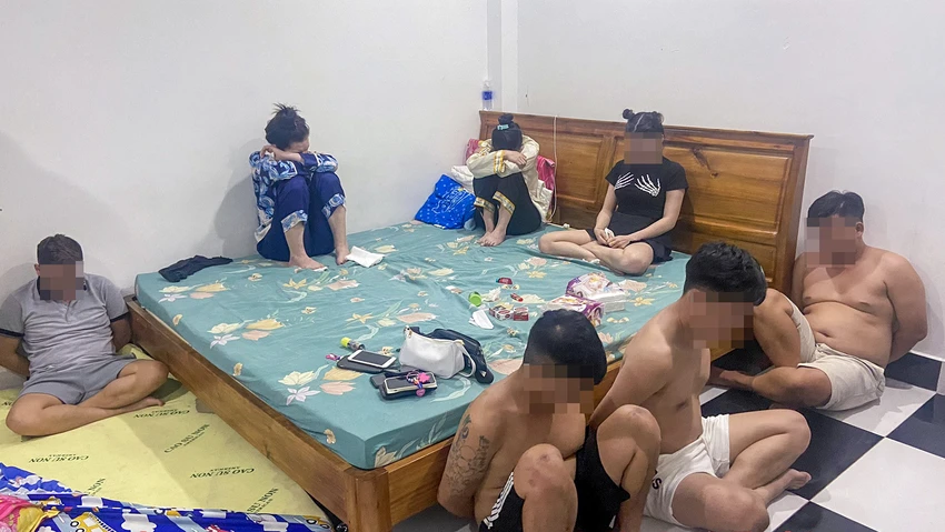 Tại phòng số 68 của bungalow HK, lực lượng làm nhiệm vụ phát hiện bốn nam và ba nữ đang sử dụng ma túy. Ảnh: CACC Tại phòng số 68 của bungalow HK, lực lượng làm nhiệm vụ phát hiện bốn nam và ba nữ đang sử dụng ma túy. Ảnh: CACC