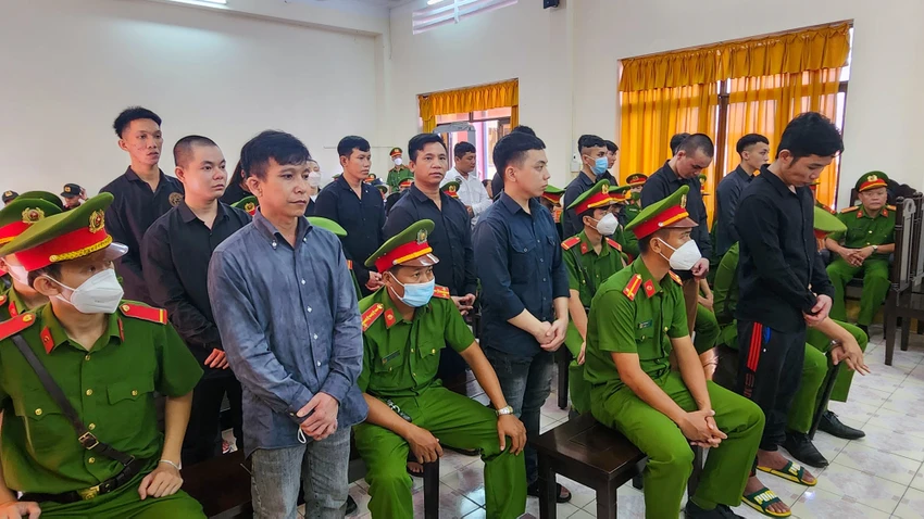 Các bị cáo tại phiên xét xử sơ thẩm vụ án chế tạo, tàng trữ, mua bán trái phép vũ khí quân dụng lớn nhất miền Tây nam Bộ từ trước đến nay. Ảnh: VĂN VŨ Các bị cáo tại phiên xét xử sơ thẩm vụ án chế tạo, tàng trữ, mua bán trái phép vũ khí quân dụng lớn nhất miền Tây nam Bộ từ trước đến nay. Ảnh: VĂN VŨ