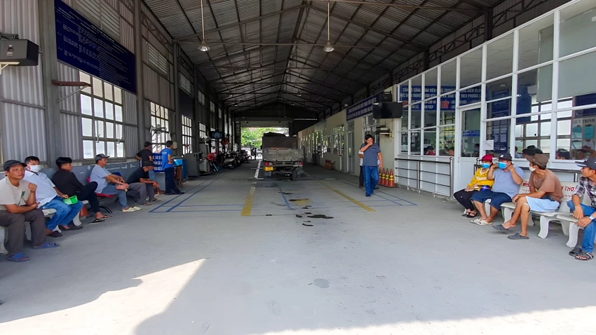 Theo Bộ GTVT đánh giá, đến nay tình trạng ùn tắc tại các trung tâm đăng kiểm đã được giải quyết và người dân đã dần hình thành thói quen đăng ký hẹn lịch kiểm định trực tuyến thông qua hệ thống của Cục Đăng kiểm Việt Nam. Ảnh minh họa: CHÂU ANH Theo Bộ GTVT đánh giá, đến nay tình trạng ùn tắc tại các trung tâm đăng kiểm đã được giải quyết và người dân đã dần hình thành thói quen đăng ký hẹn lịch kiểm định trực tuyến thông qua hệ thống của Cục Đăng kiểm Việt Nam. Ảnh minh họa: CHÂU ANH
