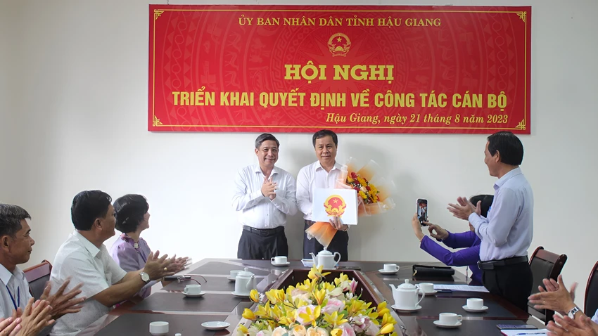 Chủ tịch UBND tỉnh Hậu Giang trao Quyết định điều động, bổ nhiệm ông Nguyễn Thanh Giang, Chủ tịch UBND huyện Long Mỹ, giữ chức vụ Phó Giám đốc Sở GD&ĐT. Ảnh: BẢO BẢO Chủ tịch UBND tỉnh Hậu Giang trao Quyết định điều động, bổ nhiệm ông Nguyễn Thanh Giang, Chủ tịch UBND huyện Long Mỹ, giữ chức vụ Phó Giám đốc Sở GD&ĐT. Ảnh: BẢO BẢO