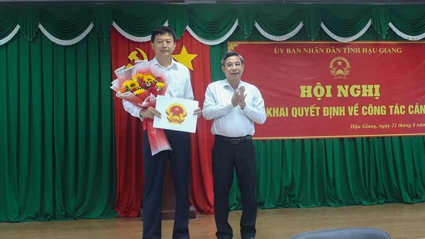UBND tỉnh Hậu Giang quyết định điều động, bổ nhiệm ông Nguyễn Huỳnh Phước, Phó Trưởng BQL các khu công nghiệp tỉnh, giữ chức vụ Phó Giám đốc Sở KH&CN. Ảnh: BẢO BẢO UBND tỉnh Hậu Giang quyết định điều động, bổ nhiệm ông Nguyễn Huỳnh Phước, Phó Trưởng BQL các khu công nghiệp tỉnh, giữ chức vụ Phó Giám đốc Sở KH&CN. Ảnh: BẢO BẢO