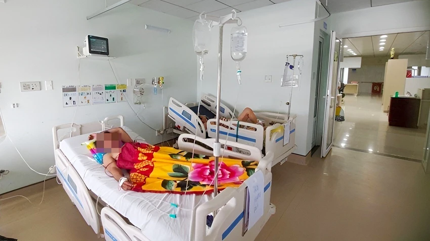 Hiện sức khỏe của cả hai bệnh nhân đã ổn định, tiếp xúc tốt, các dấu hiệu sinh tồn ổn. Ảnh: HOÀNG HỮU Hiện sức khỏe của cả hai bệnh nhân đã ổn định, tiếp xúc tốt, các dấu hiệu sinh tồn ổn. Ảnh: HOÀNG HỮU