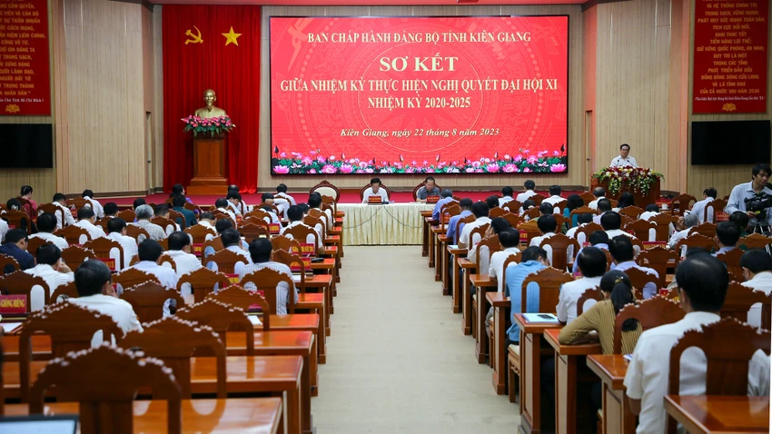 Ban Chấp hành Đảng bộ tỉnh Kiên Giang tổ chức Hội nghị sơ kết giữa nhiệm kỳ thực hiện Nghị quyết Đại hội XI, nhiệm kỳ 2020-2025. Ảnh: TRINH PHẠM Ban Chấp hành Đảng bộ tỉnh Kiên Giang tổ chức Hội nghị sơ kết giữa nhiệm kỳ thực hiện Nghị quyết Đại hội XI, nhiệm kỳ 2020-2025. Ảnh: TRINH PHẠM