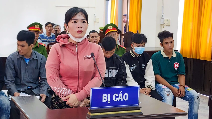 TAND tỉnh Kiên Giang tuyên phạt bị cáo Nguyễn Thị Nghĩa (chủ mưu) 8 năm tù tội cướp tài sản. Ảnh: VĂN VŨ TAND tỉnh Kiên Giang tuyên phạt bị cáo Nguyễn Thị Nghĩa (chủ mưu) 8 năm tù tội cướp tài sản. Ảnh: VĂN VŨ
