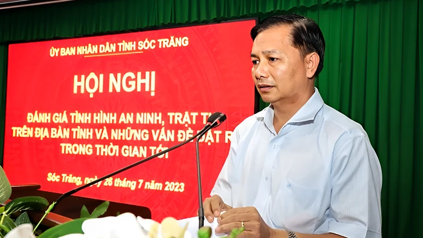 Ông Trần Văn Lâu, Chủ tịch UBND tỉnh Sóc Trăng vừa ra lời kêu gọi toàn thể người dân của tỉnh thực hiện cuộc vận động giao nộp, thu hồi vũ khí, vật liệu nổ, công cụ hỗ trợ và pháo. Ảnh: HỒ TUẤN Ông Trần Văn Lâu, Chủ tịch UBND tỉnh Sóc Trăng vừa ra lời kêu gọi toàn thể người dân của tỉnh thực hiện cuộc vận động giao nộp, thu hồi vũ khí, vật liệu nổ, công cụ hỗ trợ và pháo. Ảnh: HỒ TUẤN