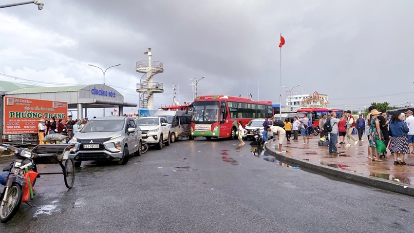 Tàu, phà từ TP Rạch Giá, TP Hà Tiên đi Phú Quốc; TP Rạch Giá đi các đảo và chiều ngược lại đã hoạt động trở lại sau ba ngày tạm ngừng. Ảnh: HOÀNG HỮU Tàu, phà từ TP Rạch Giá, TP Hà Tiên đi Phú Quốc; TP Rạch Giá đi các đảo và chiều ngược lại đã hoạt động trở lại sau ba ngày tạm ngừng. Ảnh: HOÀNG HỮU
