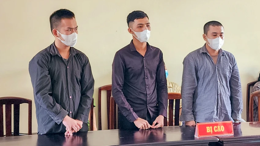 Từ trái qua: ba bị cáo Huỳnh Trường An, Lê Hữu Nghĩa và Võ Hùng Danh tại tòa. Ảnh: VĂN VŨ