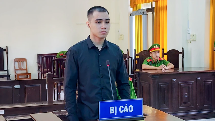 Bị cáo Võ Minh Hiếu bị TAND tỉnh Kiên Giang tuyên phạt 8 năm tù tội giết người. Ảnh: VĂN VŨ Bị cáo Võ Minh Hiếu bị TAND tỉnh Kiên Giang tuyên phạt 8 năm tù tội giết người. Ảnh: VĂN VŨ