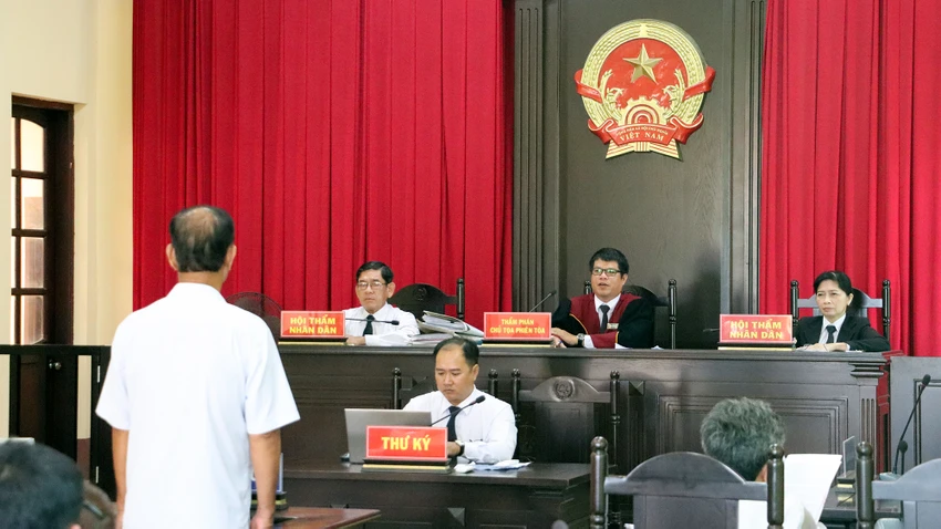 HĐXX thông báo nghị án kéo dài do vụ án có nhiều tình tiết phức tạp. Ảnh: CHÂU ANH HĐXX thông báo nghị án kéo dài do vụ án có nhiều tình tiết phức tạp. Ảnh: CHÂU ANH