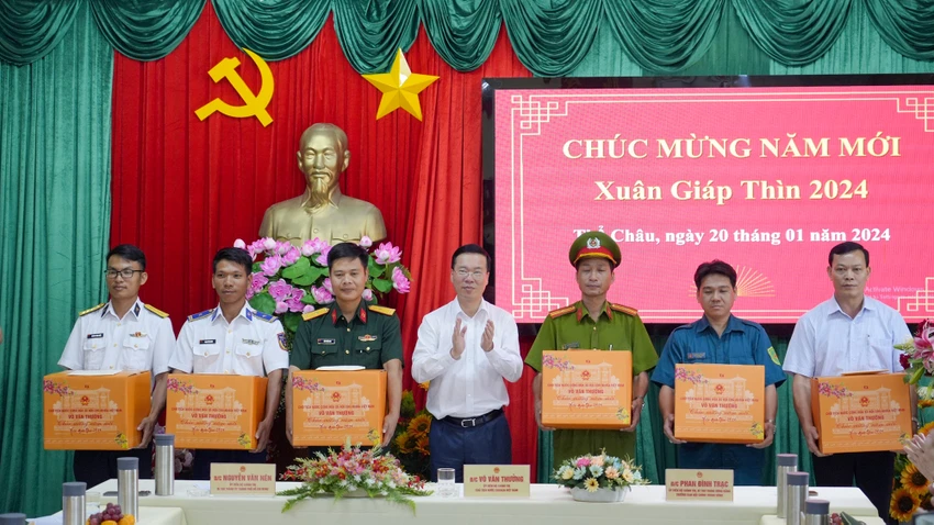chu-tich-nuoc-vo-van-thuong-tham-xa-tho-chau-2.jpg