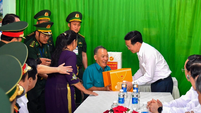 chu-tich-nuoc-vo-van-thuong-tham-xa-tho-chau-6.jpg