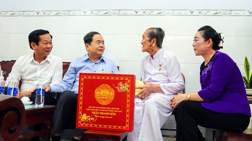 pho-chu-tich-thuong-truc-quoc-hoi-tang-qua-kien-giang-3.jpg