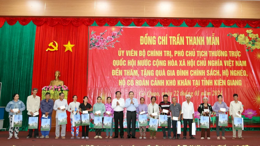 pho-chu-tich-thuong-truc-quoc-hoi-tang-qua-kien-giang-5.jpg