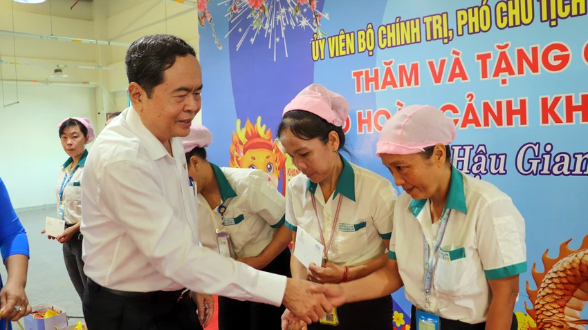 pho-chu-tich-thuong-truc-quoc-hoi-tang-qua-hau-giang-3.jpg