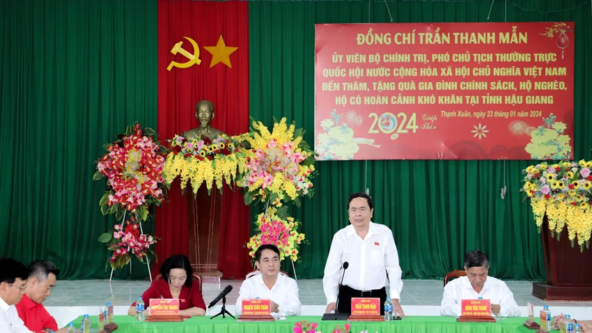 pho-chu-tich-thuong-truc-quoc-hoi-tang-qua-hau-giang-9.jpg