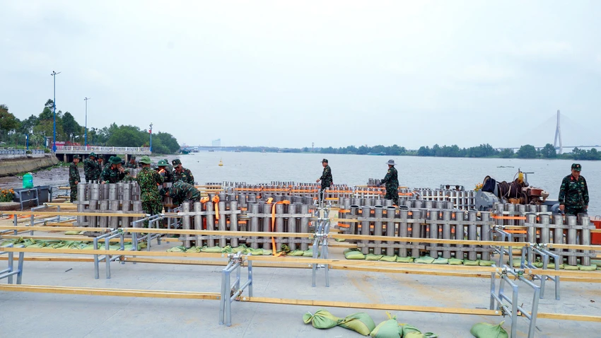 Cần Thơ: 'Trận địa' pháo hoa tầm cao trên sà lan ‘khủng’