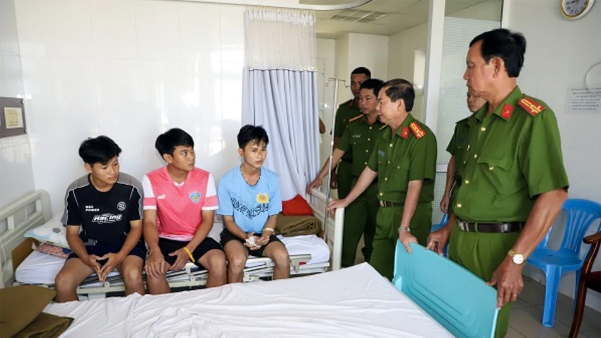 Lãnh đạo Công an Sóc Trăng thăm 4 cán bộ, chiến sĩ bị thương