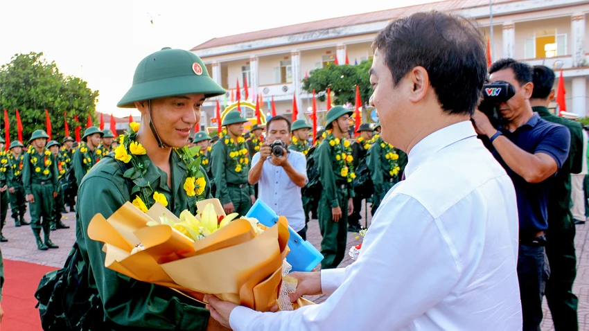 Thanh niên Hậu Giang lên đường nhập ngũ
