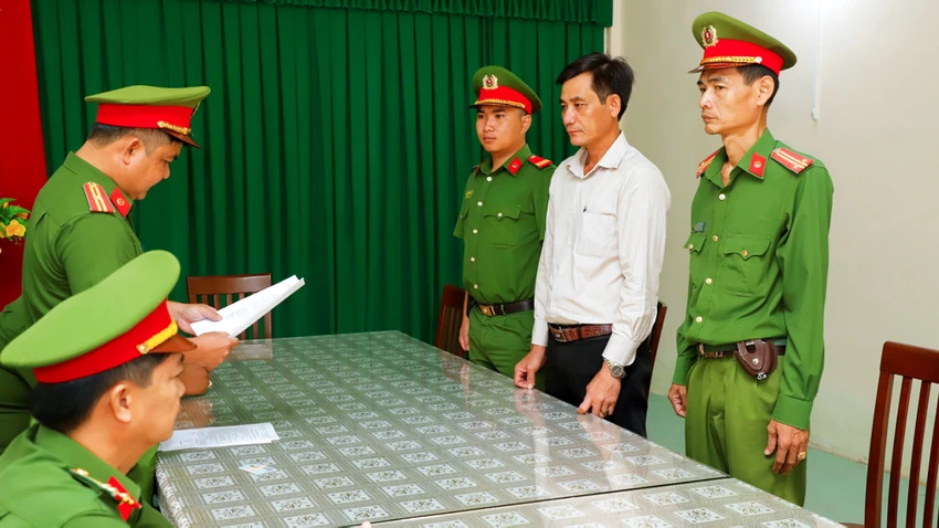 Phó Chủ tịch thị trấn ở Hậu Giang bị bắt