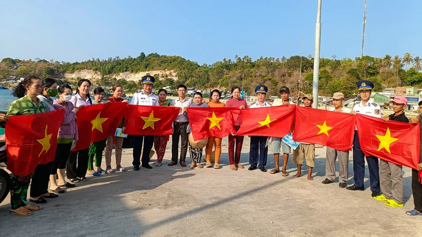 Vùng Cảnh sát biển 4 phối hợp tuyên truyền pháp luật cho bà con